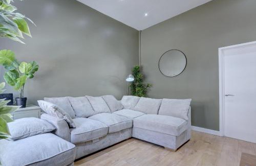Coventry Apartment | 4 Bedrooms Homely House with Garden- Sleeps 9 Comfortably with 6 Comfortable Beds, Free Street Parking, Business Travellers, Contractors, & Holiday-Goers, Coventry, Near All Major Transport Links in Coventry and Motorway