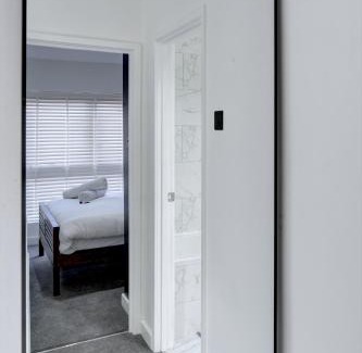 Coventry Apartment | 4 Bedrooms Homely House with Garden- Sleeps 9 Comfortably with 6 Comfortable Beds, Free Street Parking, Business Travellers, Contractors, & Holiday-Goers, Coventry, Near All Major Transport Links in Coventry and Motorway