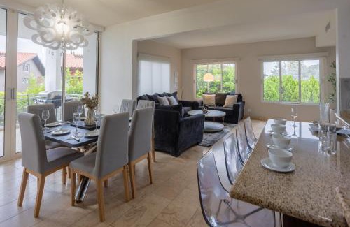 Oranjestad-West Apartment | 4 Bedrooms modern Condo at walking distance from Eagle beach