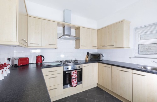 Llwchwr House | 4-Bedrooms, Parking, Courtyard, TV's In All Rooms!