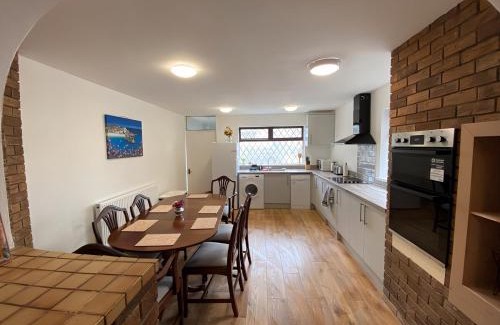 Bridgend House | 4-Bedrooms - Perfect for those working in Bridgend