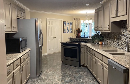 Jonesboro House | 4 Bedrooms Secluded Oasis on 3 Acres 20minutes from Hartsfield Atlanta Airport