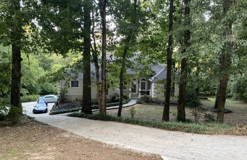 Jonesboro House | 4 Bedrooms Secluded Oasis on 3 Acres 20minutes from Hartsfield Atlanta Airport