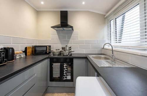 Abercynon House | 4 Bedrooms Sizeable for Contractors/Families