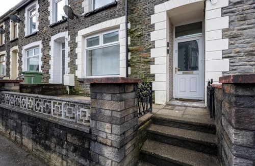 Abercynon House | 4 Bedrooms Sizeable for Contractors/Families