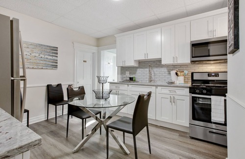 Orange House | 4 Bedrooms with easy access to NYC , Newark and The American Dream Mall .Parking