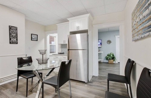 Orange House | 4 Bedrooms with easy access to NYC , Newark and The American Dream Mall .Parking