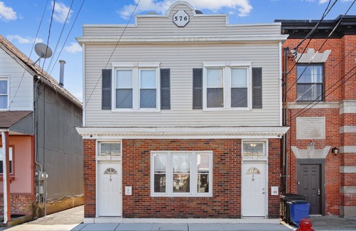 Orange House | 4 Bedrooms with easy access to NYC , Newark and The American Dream Mall .Parking