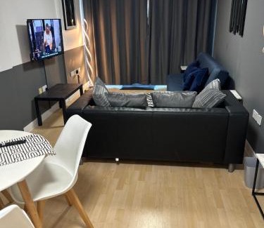 Basingstoke Apartment | 4 Beds 2 Bath Lift Refurbished Monthly Discounts