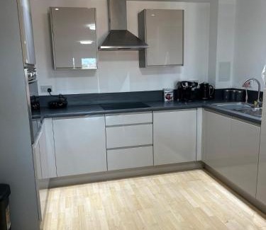 Basingstoke Apartment | 4 Beds 2 Bath Lift Refurbished Monthly Discounts