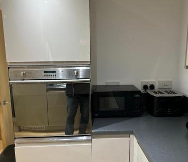Basingstoke Apartment | 4 Beds 2 Bath Lift Refurbished Monthly Discounts