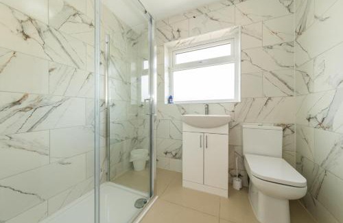 Reading House | 4 Beds Free Parking Fully Equipped Home