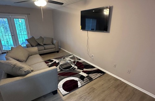 Riverdale House | 4 Beds, King Included house with AC, WiFi in awesome Atlanta near airport!
