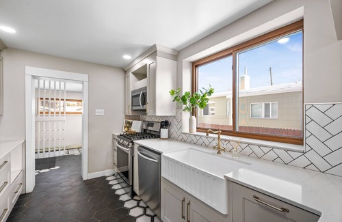 East Central House | 4 BR/Near Liberty Park+Sugarhouse/Fast Wi-fi