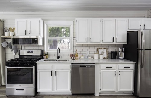 South Haven House | 4-Cabins | Pickleball | Hot Tub | Sauna | Fire Pit | Heated atrium