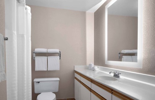 Sacramento Hotel | 4 Comfortable Suites w/Full Kitchen & Daily Fresh Cookies in Sacramento
