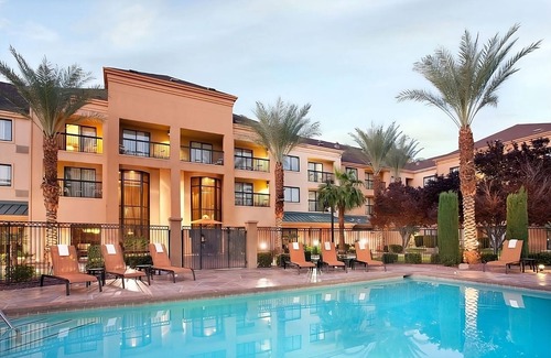 Las Vegas Hotel | 4 Comfortable Units! Pet-Friendly Property, Onsite Parking, Outdoor Pool