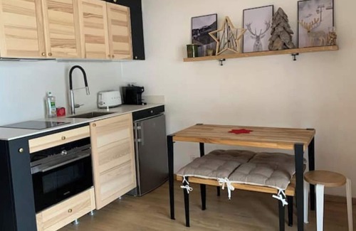 Peone Apartment | 4 Couchages sur les Pistes : Jardin/parking/casier