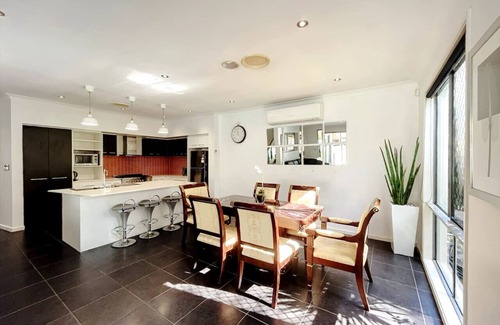 Calamvale House | 4 Ensuites|Patio Pool BBQ Billiards Media Room
