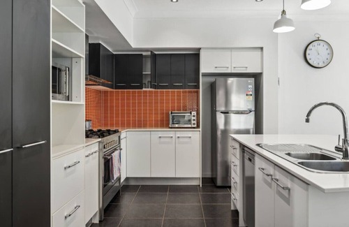 Calamvale House | 4 Ensuites|Patio Pool BBQ Billiards Media Room