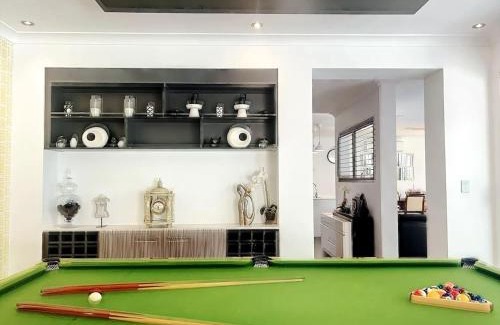 Calamvale House | 4 Ensuites Patio Pool BBQ Billiards Media Room