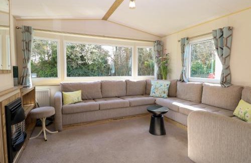 Hopton House | 4 Foxburrow Hang