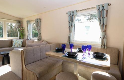 Hopton House | 4 Foxburrow Hang