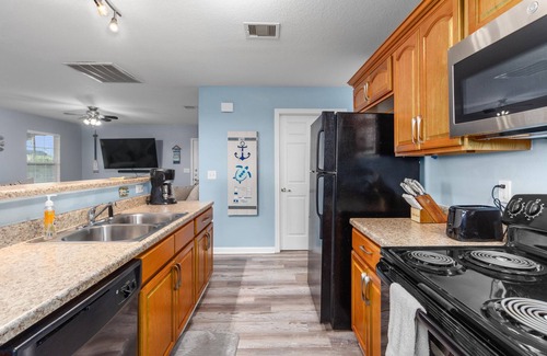 Galveston House | 4 FREE Kayaks for use & short drive to the beach!