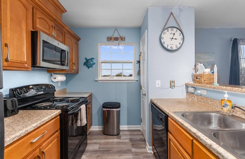 Galveston House | 4 FREE Kayaks for use & short drive to the beach!