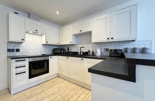 Doncaster Apartment | 4 Guests - 2 Bedrooms - Parking - 9min City Centre