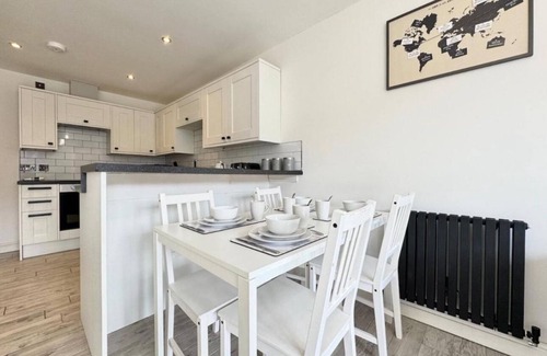 Doncaster Apartment | 4 Guests - 2 Bedrooms - Parking - 9min City Centre