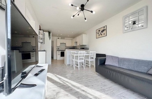 Doncaster Apartment | 4 Guests - 2 Bedrooms - Parking - 9min City Centre
