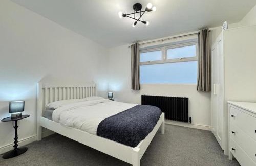 Doncaster Apartment | 4 Guests - 2 Bedrooms - Parking - 9min City Centre