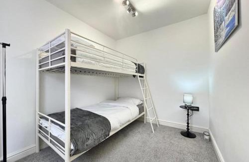 Doncaster Apartment | 4 Guests - 2 Bedrooms - Parking - 9min City Centre