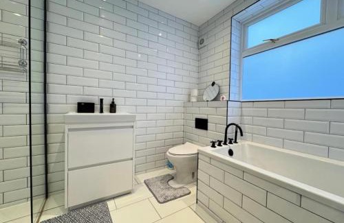 Doncaster Apartment | 4 Guests - 2 Bedrooms - Parking - 9min City Centre
