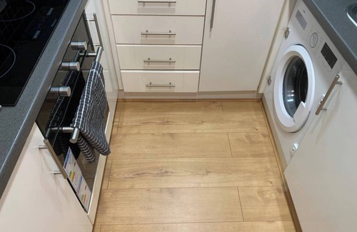 Barking Apartment | 4 Guests - Free Parking - Easy Access to London