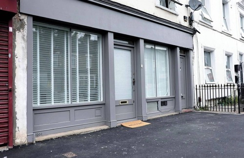Thornton Heath Apartment | 4 Guests - Pet Friendly Retreat in Thornton Heath