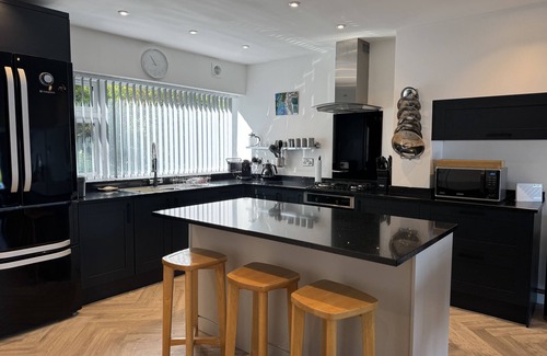 Brixham Cottage | 4 Heath Rise - sleeps 6 guests in 3 bedrooms