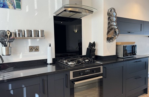 Brixham Cottage | 4 Heath Rise - sleeps 6 guests in 3 bedrooms