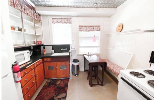 Mariposa Apartment | #4 Historic Downtown Apartment w/kitchennn