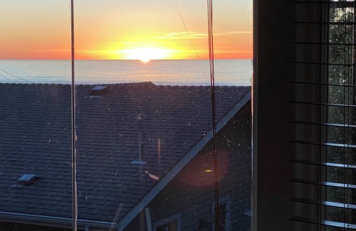 Morro Bay Cottage | 4 King Bedrooms, 2.5 Baths, Ocean View, Hot Tub, Outdoor Space, Solar Powered.