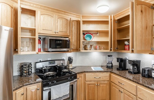 Normal House | 4 King Beds - Garage - Fast Gig WiFi - Huge Yard