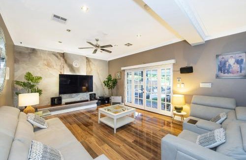 Dianella House | 4 Magical Majestic Home Sleeps 8 Huge Backyard