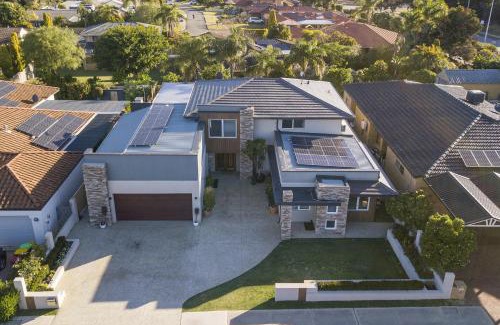 Dianella House | 4 Magical Majestic Home Sleeps 8 Huge Backyard