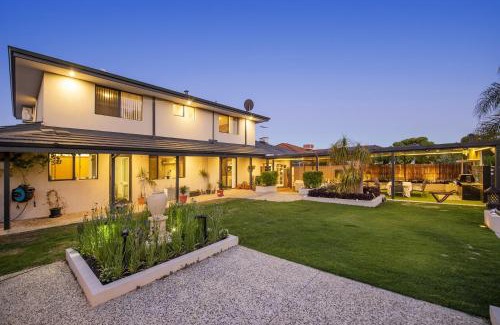 Dianella House | 4 Magical Majestic Home Sleeps 8 Huge Backyard