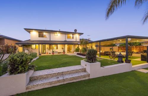 Dianella House | 4 Magical Majestic Home Sleeps 8 Huge Backyard
