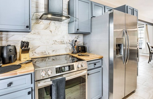 Church Street Cottage | 4 Mi to Airport: Atlanta Home w/Deck & Hot Tub