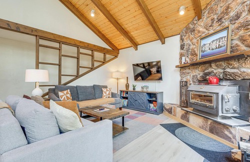 Angel Fire Cottage | 4 Mi to Angel Fire Resort: Retreat w/Hot Tub