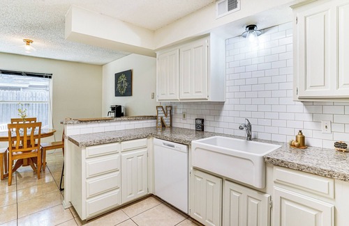 West Arlington House | 4 Mi to AT&T Stadium: Townhome in Fort Worth