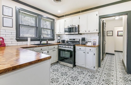 Vollintine-Evergreen House | 4 Mi to Beale Street & FedExForum: Home w/Yard!